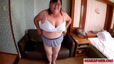 肥胖的日本媽媽展示了她巨大的山雀並享受性玩具。一位 51 歲的亞洲媽媽談論她的性經歷。Yukiko 1 OSAKAPORN 脂肪熟女